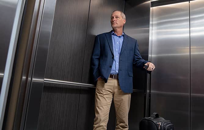 img_man-with-luggage-kone-dx-668x426